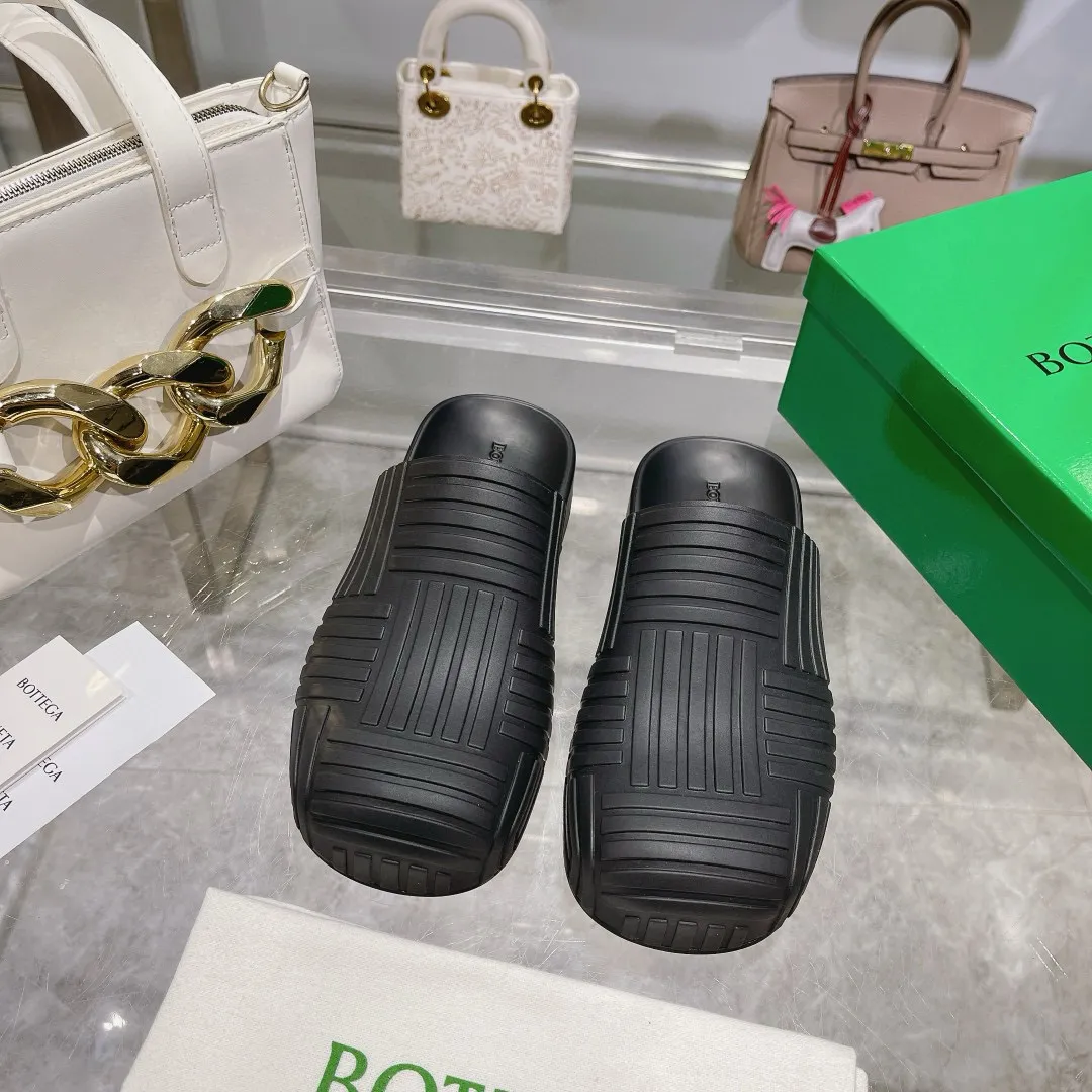 Factory price: 300💰🍀𝐁𝐨𝐭𝐭𝐞𝐠𝐚 𝐕𝐞𝐧𝐞𝐭𝐚 Bottega Veneta BV new men's woven surface ultra-light rubber garden shoes It looks good and is easy to wear. It is perfect with straight wide-leg pants, okay? It can also be worn in the summer, and it has characteristics for daily use, which is very BV~ The thickened toe box is slightly tilted like a derby, which is easy to match. The inner forefoot has texture that matches the sole of the foot. It is not made of rain boots with fleshy materials, which is more comfortable. M𝐁𝐨𝐭𝐭𝐞𝐠𝐚 𝐕𝐞𝐧𝐞𝐭𝐚 Bottega Veneta's new men's woven top ultra-light rubber garden shoes are good-looking and easy to wear. They are perfect with straight wide-leg pants, okay? 🐸It can also be worn in summer, and it has characteristics for daily life, which is very BV~ The thickened toe cap is slightly tilted like a derby, which is a good match. The inner forefoot has a pattern that matches the sole of the foot. It is not made of rain boots made of fleshy material, which is more comfortable. SIZE: 35-46 (45 and 46 are custom-made and cannot be returned or exchanged)